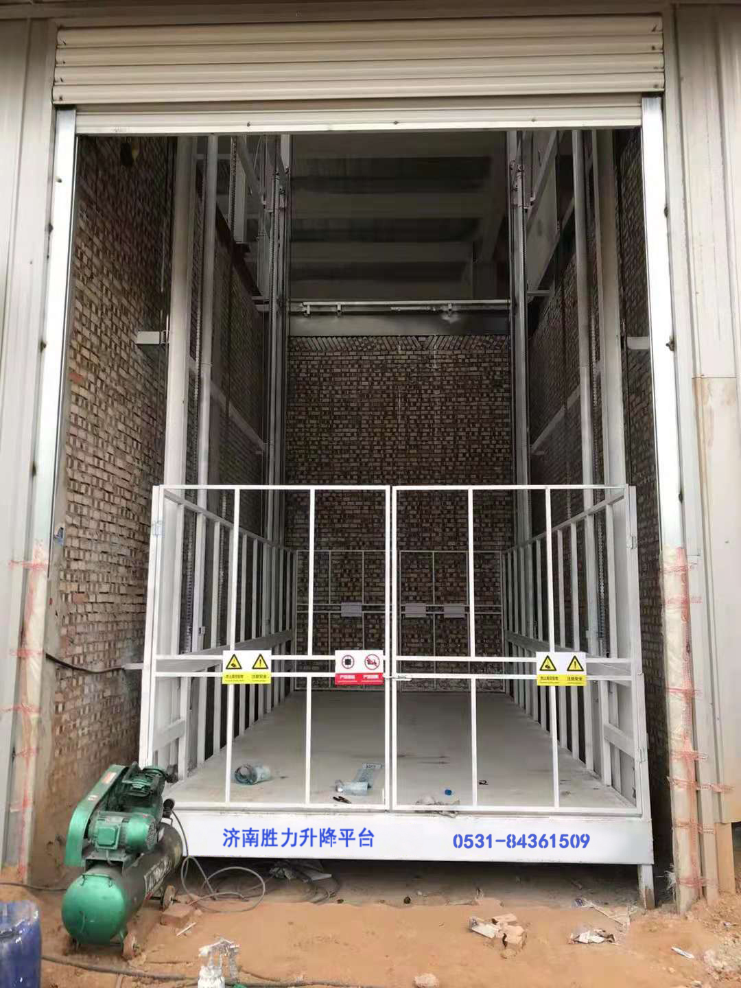 安装在井道内的液压货梯